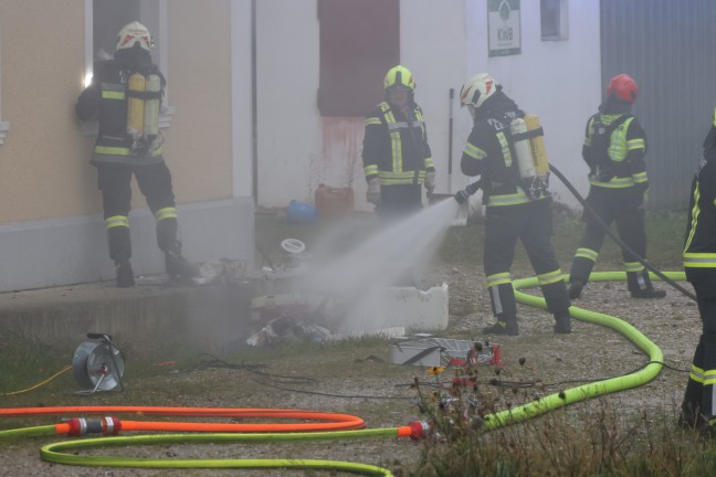 Ausgedehnter Brand einer Selche in einem Vierkanter in Schleiheim