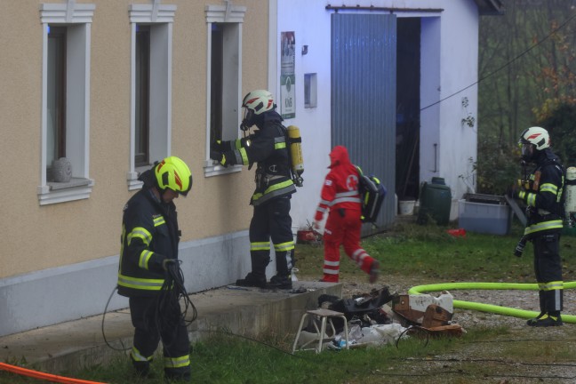 Ausgedehnter Brand einer Selche in einem Vierkanter in Schleiheim