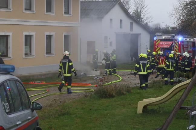 Ausgedehnter Brand einer Selche in einem Vierkanter in Schleiheim