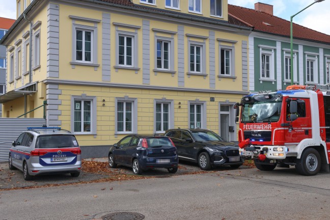 Feuerwehr bei Kontrolle nach Kchenbrand in einem Wohngebude in Wels-Lichtenegg im Einsatz