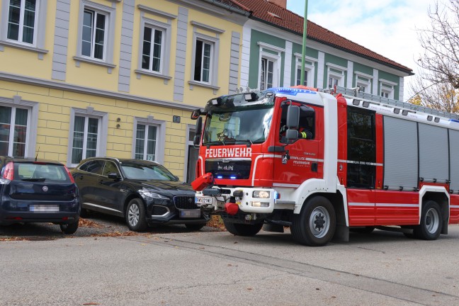 Feuerwehr bei Kontrolle nach Kchenbrand in einem Wohngebude in Wels-Lichtenegg im Einsatz