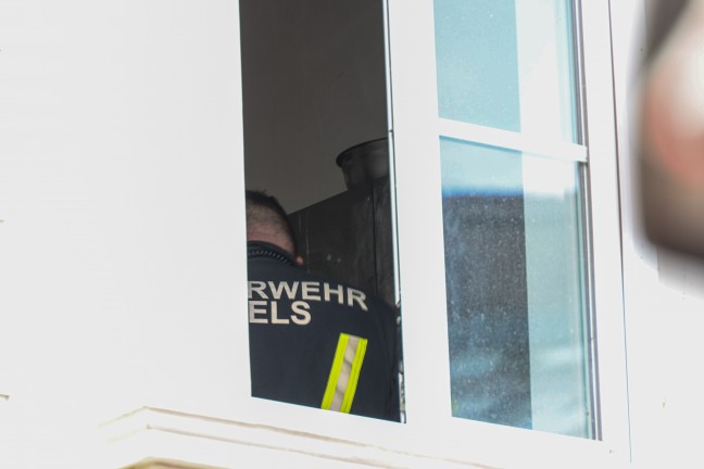 Feuerwehr bei Kontrolle nach Kchenbrand in einem Wohngebude in Wels-Lichtenegg im Einsatz