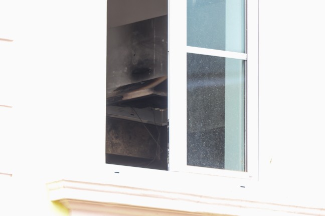 Feuerwehr bei Kontrolle nach Kchenbrand in einem Wohngebude in Wels-Lichtenegg im Einsatz