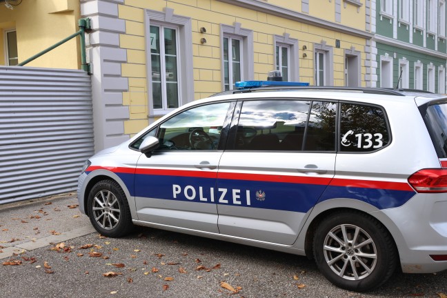 Feuerwehr bei Kontrolle nach Kchenbrand in einem Wohngebude in Wels-Lichtenegg im Einsatz