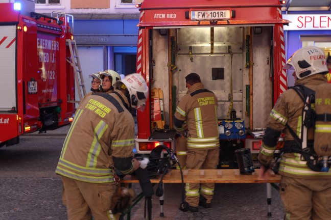 Bewohner bei ausgedehntem Wohnungsbrand im Stadtzentrum von Ried im Innkreis in Sicherheit gebracht