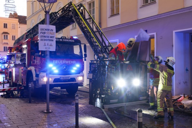 Bewohner bei ausgedehntem Wohnungsbrand im Stadtzentrum von Ried im Innkreis in Sicherheit gebracht
