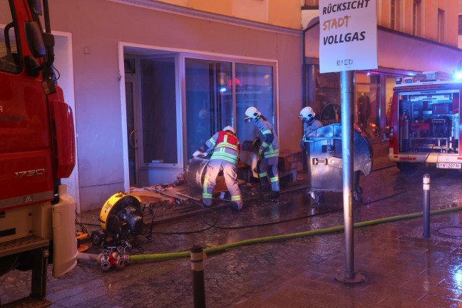 Bewohner bei ausgedehntem Wohnungsbrand im Stadtzentrum von Ried im Innkreis in Sicherheit gebracht