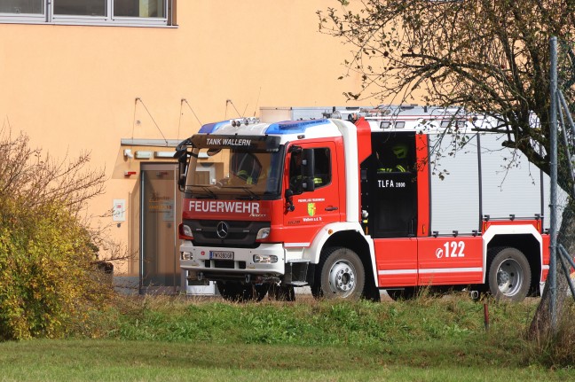 Einsatzkrfte zweier Feuerwehren zu Brand bei Unternehmen in Wallern an der Trattnach alarmiert