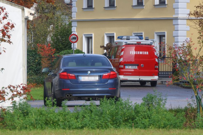Einsatzkrfte zweier Feuerwehren zu Brand bei Unternehmen in Wallern an der Trattnach alarmiert