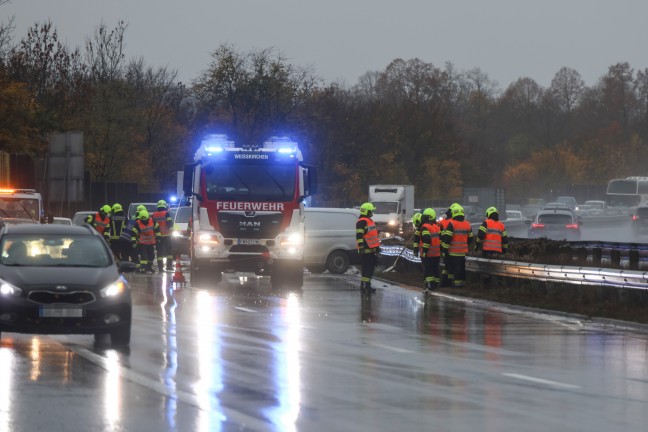 Unfall: Kleintransporter auf Welser Autobahn bei Weikirchen an der Traun gegen Leitschiene gekracht