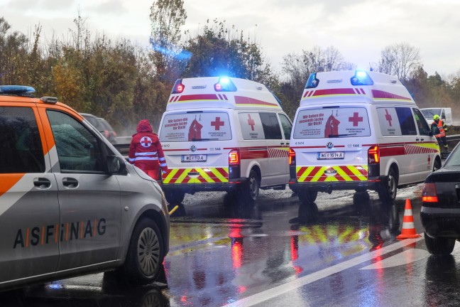 Unfall: Kleintransporter auf Welser Autobahn bei Weikirchen an der Traun gegen Leitschiene gekracht