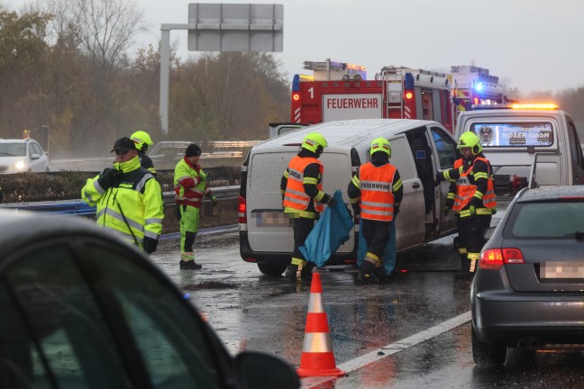 Unfall: Kleintransporter auf Welser Autobahn bei Weikirchen an der Traun gegen Leitschiene gekracht