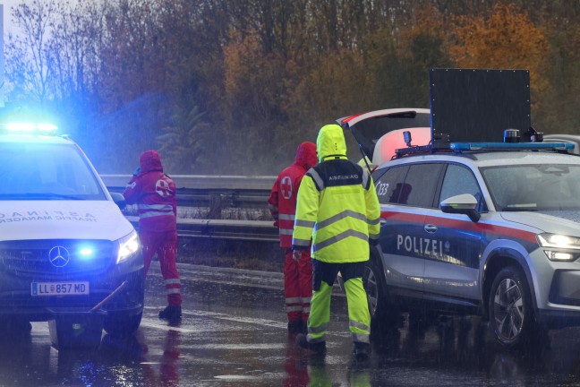 Unfall: Kleintransporter auf Welser Autobahn bei Weikirchen an der Traun gegen Leitschiene gekracht