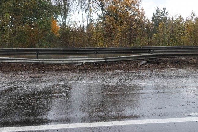 Unfall: Kleintransporter auf Welser Autobahn bei Weikirchen an der Traun gegen Leitschiene gekracht