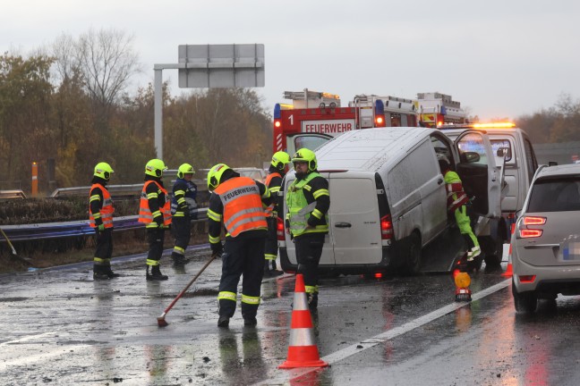 Unfall: Kleintransporter auf Welser Autobahn bei Weikirchen an der Traun gegen Leitschiene gekracht