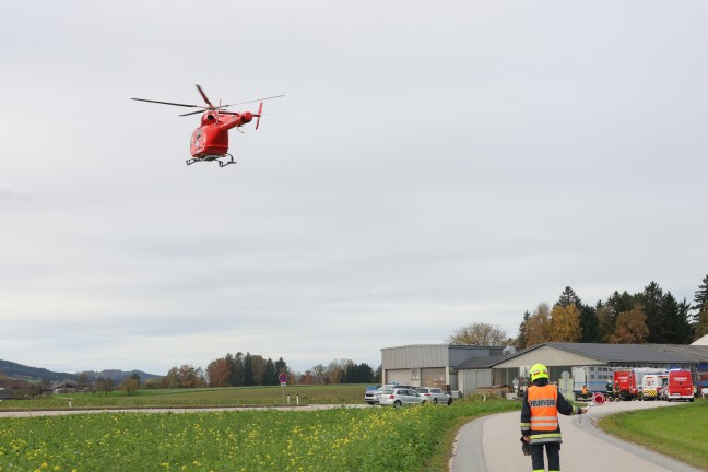 Einsatzkrfte zu Personenrettung nach Auffahrunfall vor Kreuzungsbereich in Pettenbach alarmiert