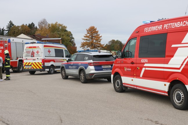 Einsatzkrfte zu Personenrettung nach Auffahrunfall vor Kreuzungsbereich in Pettenbach alarmiert
