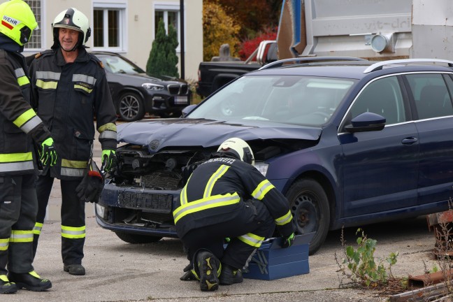 Einsatzkrfte zu Personenrettung nach Auffahrunfall vor Kreuzungsbereich in Pettenbach alarmiert
