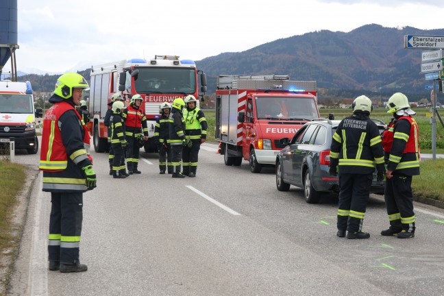 Einsatzkrfte zu Personenrettung nach Auffahrunfall vor Kreuzungsbereich in Pettenbach alarmiert