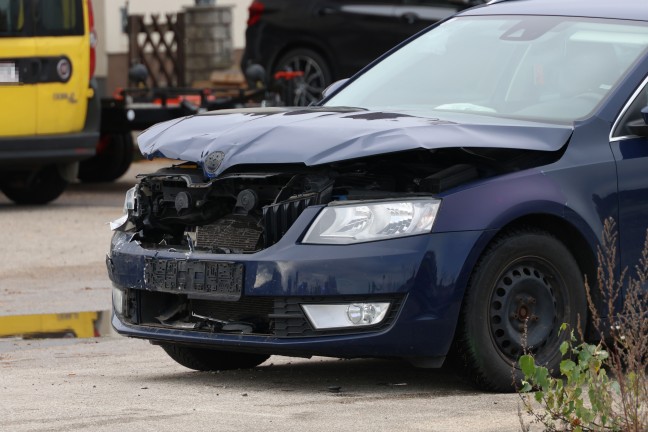 Einsatzkrfte zu Personenrettung nach Auffahrunfall vor Kreuzungsbereich in Pettenbach alarmiert