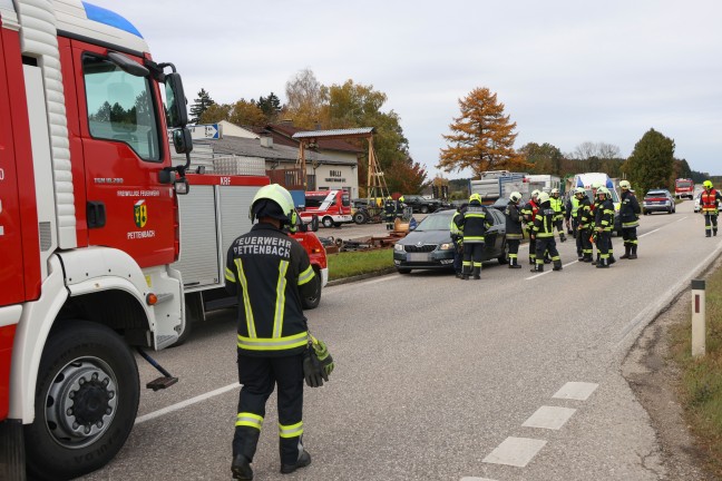 Einsatzkrfte zu Personenrettung nach Auffahrunfall vor Kreuzungsbereich in Pettenbach alarmiert