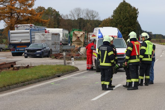 Einsatzkrfte zu Personenrettung nach Auffahrunfall vor Kreuzungsbereich in Pettenbach alarmiert