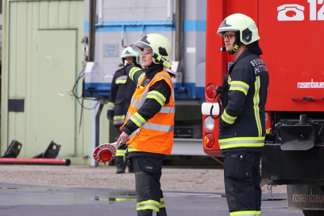 Einsatzkrfte zu Personenrettung nach Auffahrunfall vor Kreuzungsbereich in Pettenbach alarmiert