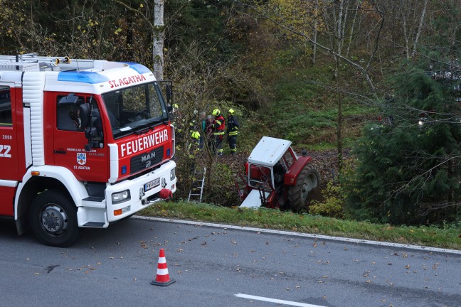 Traktor bei St. Agatha in Bachbett des Freyentalerbachs gestrzt - Traktorlenker lag verletzt am Weg