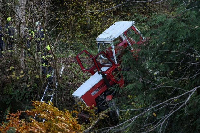 Traktor bei St. Agatha in Bachbett des Freyentalerbachs gestrzt - Traktorlenker lag verletzt am Weg