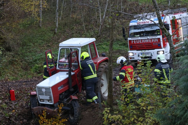 Traktor bei St. Agatha in Bachbett des Freyentalerbachs gestrzt - Traktorlenker lag verletzt am Weg