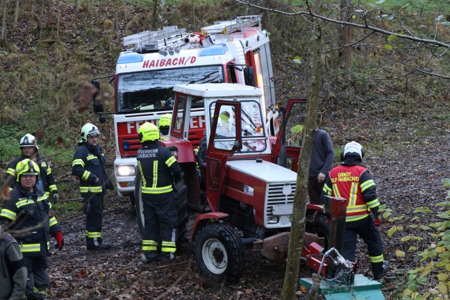 Traktor bei St. Agatha in Bachbett des Freyentalerbachs gestrzt - Traktorlenker lag verletzt am Weg