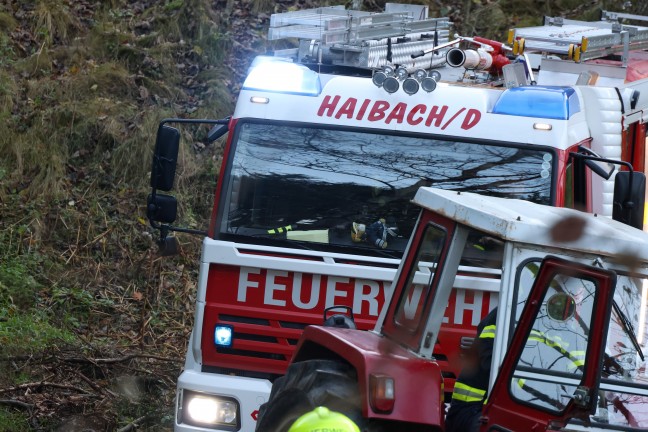 Traktor bei St. Agatha in Bachbett des Freyentalerbachs gestrzt - Traktorlenker lag verletzt am Weg