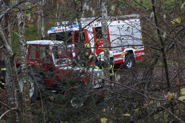 Traktor bei St. Agatha in Bachbett des Freyentalerbachs gestrzt - Traktorlenker lag verletzt am Weg