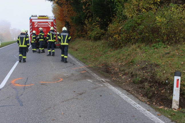 Auto in Seitenlage: PKW-Lenker bei Verkehrsunfall in Gschwandt verletzt
