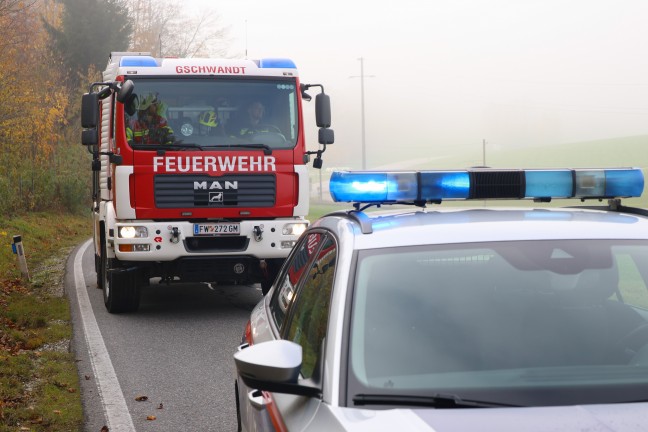 Auto in Seitenlage: PKW-Lenker bei Verkehrsunfall in Gschwandt verletzt