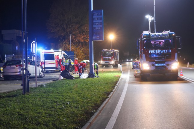 Tdlicher Unfall: Auto auf Innviertler Strae bei Grieskirchen frontal gegen Preisanzeiger gekracht