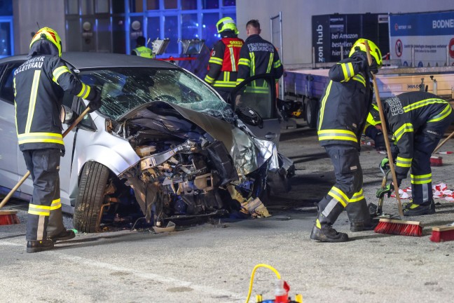 Tdlicher Unfall: Auto auf Innviertler Strae bei Grieskirchen frontal gegen Preisanzeiger gekracht