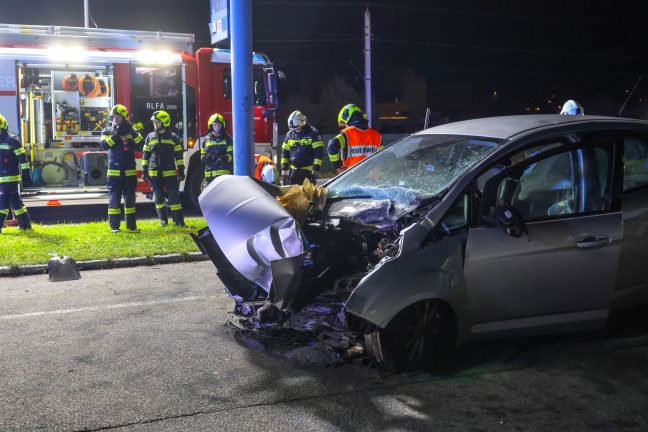 Tdlicher Unfall: Auto auf Innviertler Strae bei Grieskirchen frontal gegen Preisanzeiger gekracht