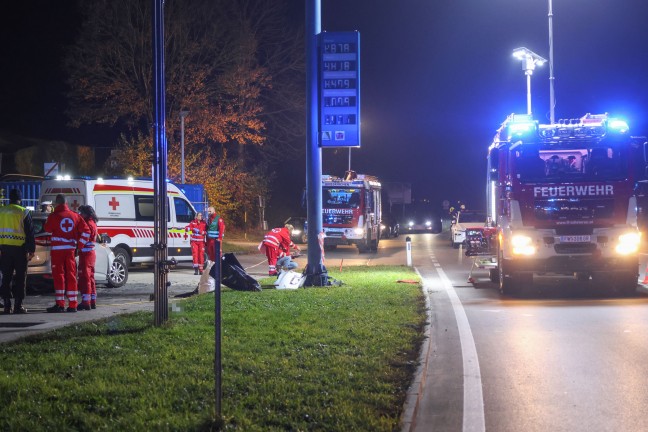 Tdlicher Unfall: Auto auf Innviertler Strae bei Grieskirchen frontal gegen Preisanzeiger gekracht