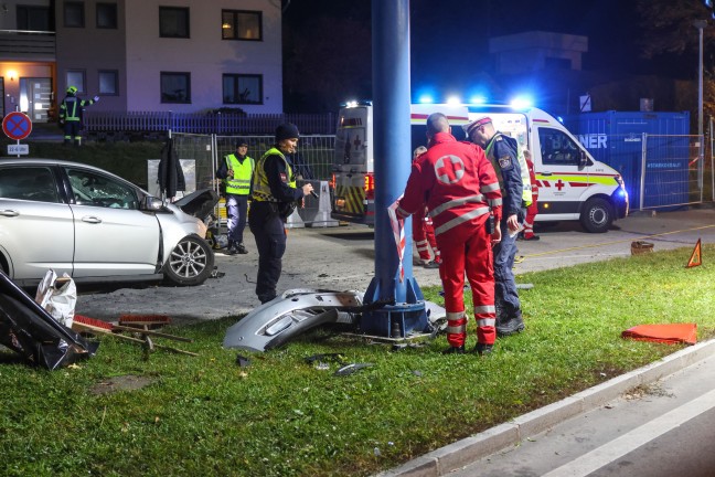 Tdlicher Unfall: Auto auf Innviertler Strae bei Grieskirchen frontal gegen Preisanzeiger gekracht