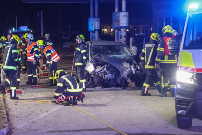 Tdlicher Unfall: Auto auf Innviertler Strae bei Grieskirchen frontal gegen Preisanzeiger gekracht