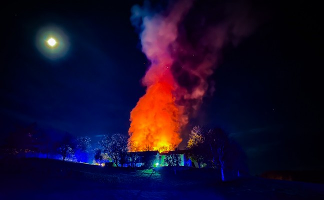 Grobrand: 18 Feuerwehren bei Vollbrand eines Wirtschaftstrakts in Geretsberg im Einsatz
