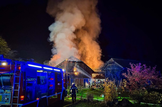 Grobrand: 18 Feuerwehren bei Vollbrand eines Wirtschaftstrakts in Geretsberg im Einsatz