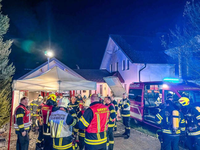 Grobrand: 18 Feuerwehren bei Vollbrand eines Wirtschaftstrakts in Geretsberg im Einsatz