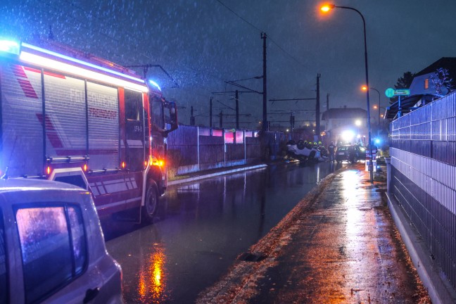 Lenkerin verletzt: Auto bei Unfall mit parkendem PKW in Ansfelden berschlagen