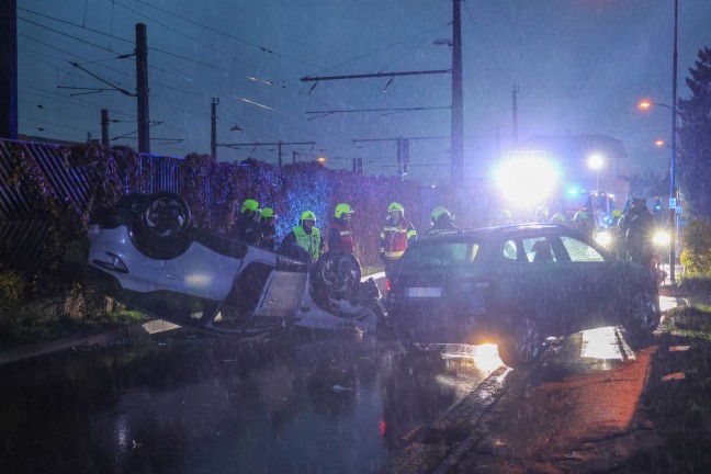 Lenkerin verletzt: Auto bei Unfall mit parkendem PKW in Ansfelden berschlagen