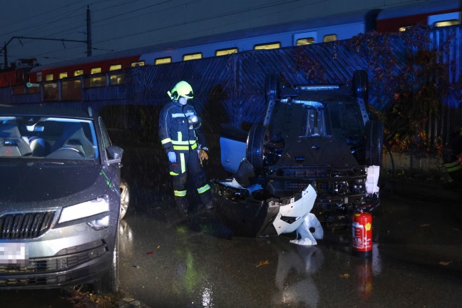 Lenkerin verletzt: Auto bei Unfall mit parkendem PKW in Ansfelden berschlagen