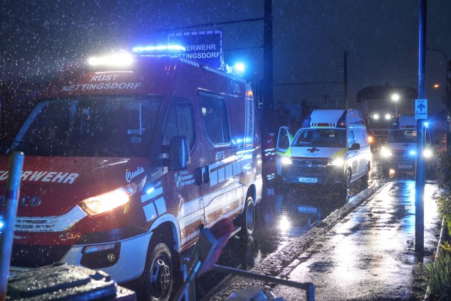 Lenkerin verletzt: Auto bei Unfall mit parkendem PKW in Ansfelden berschlagen