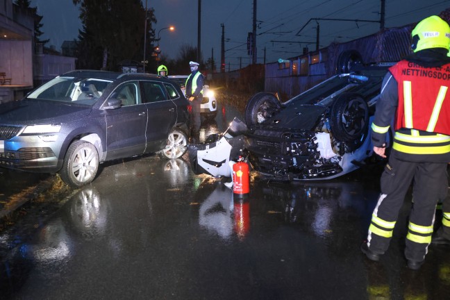 Lenkerin verletzt: Auto bei Unfall mit parkendem PKW in Ansfelden berschlagen