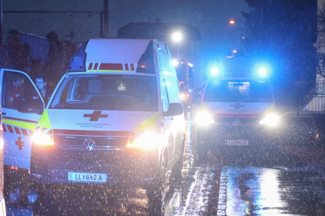 Lenkerin verletzt: Auto bei Unfall mit parkendem PKW in Ansfelden berschlagen